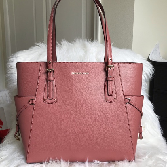 Michael Kors Handbags - Firm❗️Michael Kors voyager tote shoulder bag
